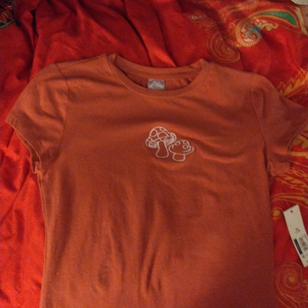Rust colored - Baby tee with mushrooms embroidered